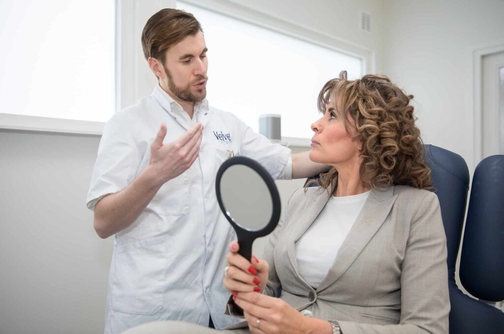 Cosmetisch arts in gesprek met een cliënt tijdens het consult
