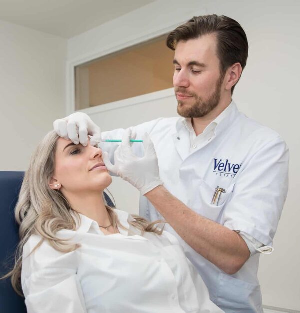Behandeling met botulinetoxine door een cosmetisch arts bij Velvet Clinics