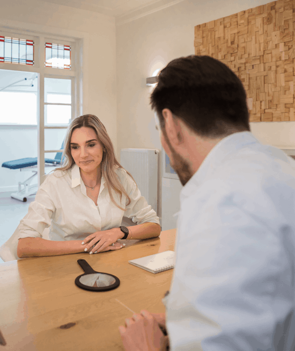 Consult over een filler in de jukbeenderen bij Velvet Clinics